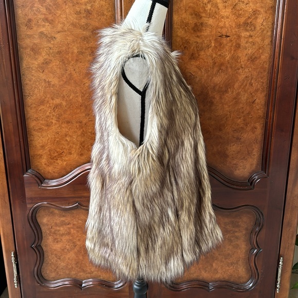 Charlotte Russe Faux Fur Vest - Picture 6 of 14